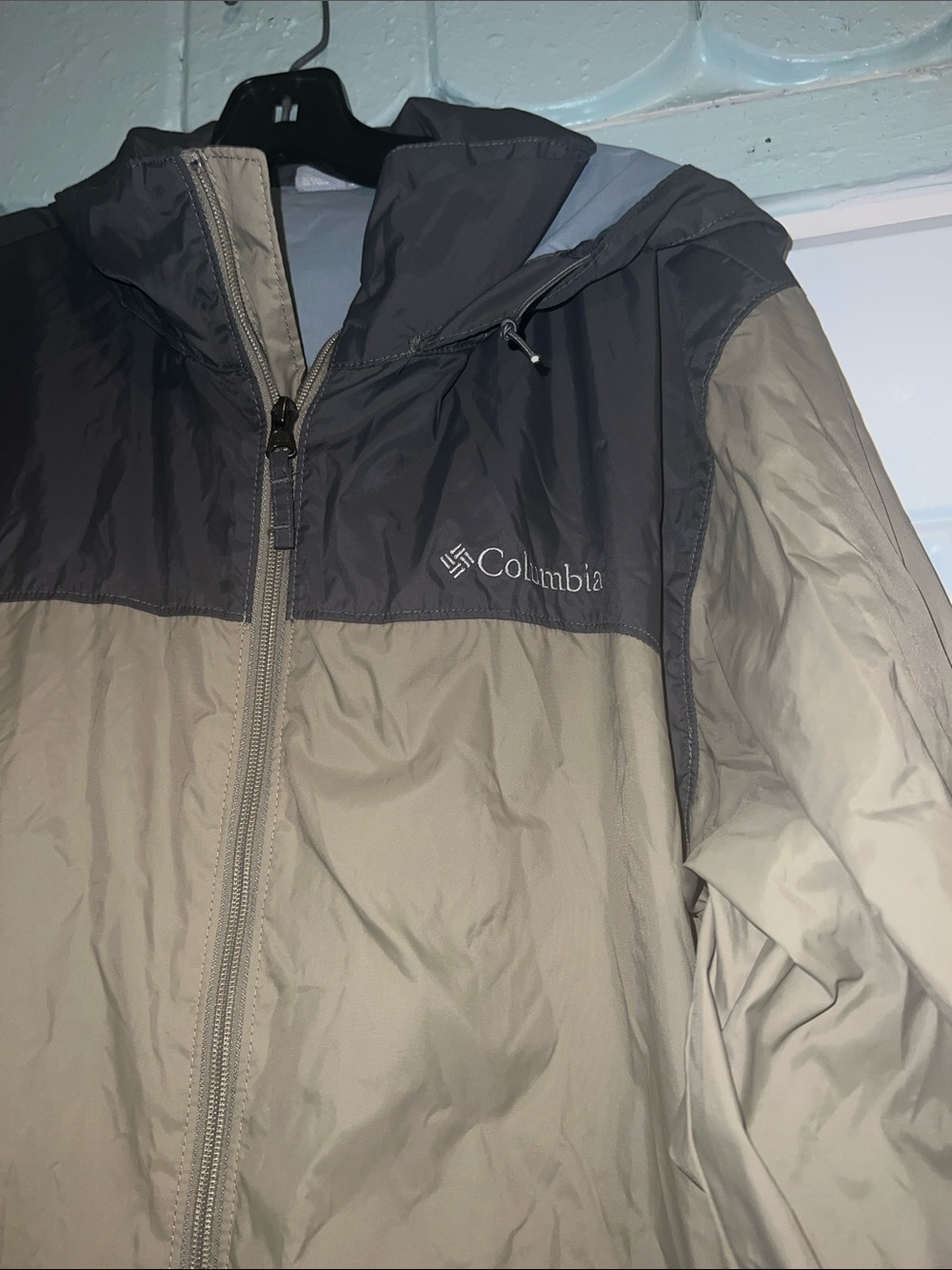 Columbia Men’s Olive Green & Black Hooded Rain Jacket - Picture 3 of 5